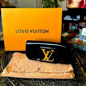 LOUIS VUITTON
Vernis Sobe Clutch